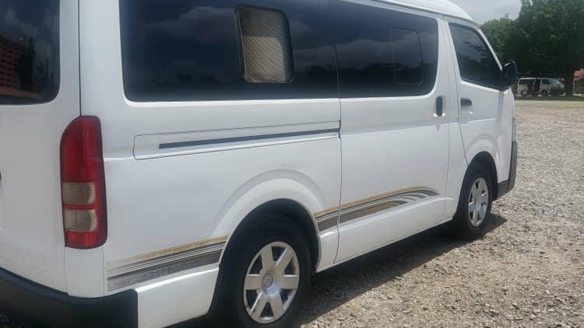 toyota Hiace Bus 2015